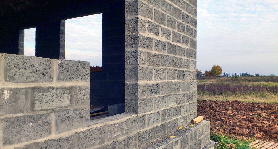 Дом из керамзитных блоков на этапе работ