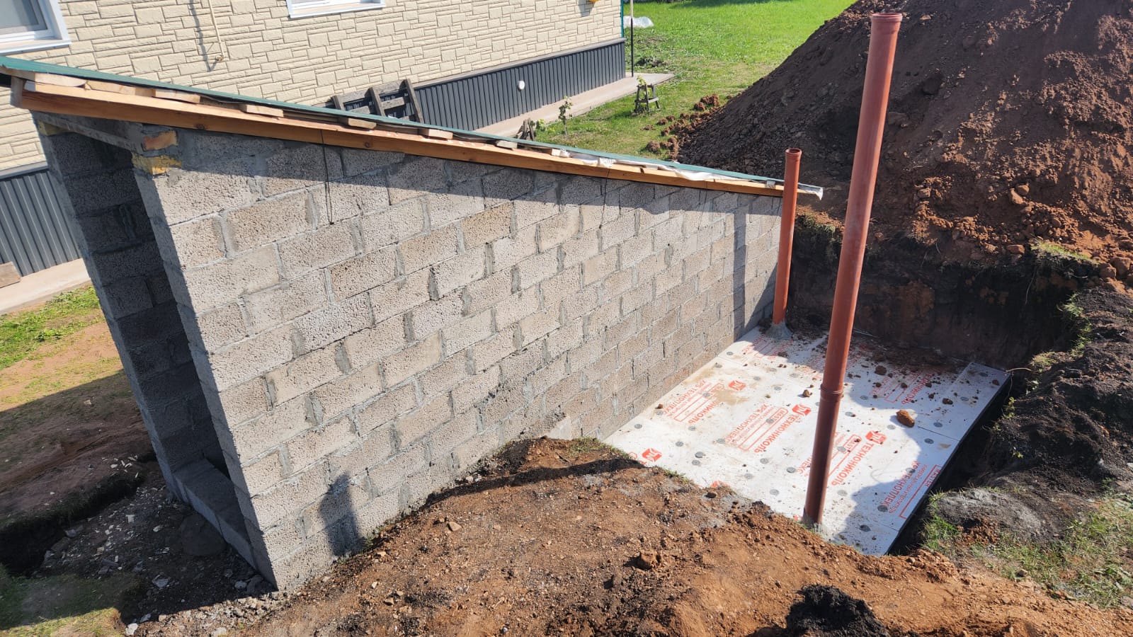 Погреб со ступеньками сбоку